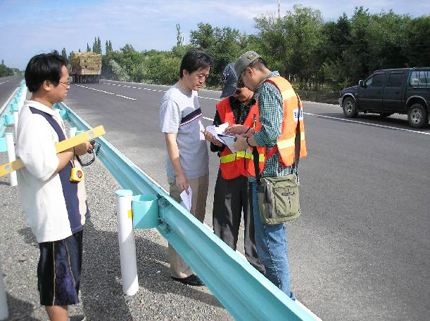 波(bo)形護欄施工(gong)測(ce)量